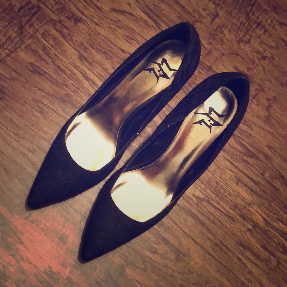 Black Pointed Toe Pumps - L-Elektrik
